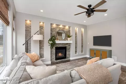 Living - 5131 E Henhouse Loop, Wasilla, AK 99654 photo 2 of 5