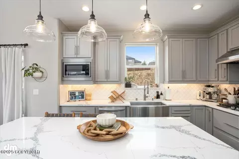Kitchen - 5131 E Henhouse Loop, Wasilla, AK 99654 photo 5 of 9