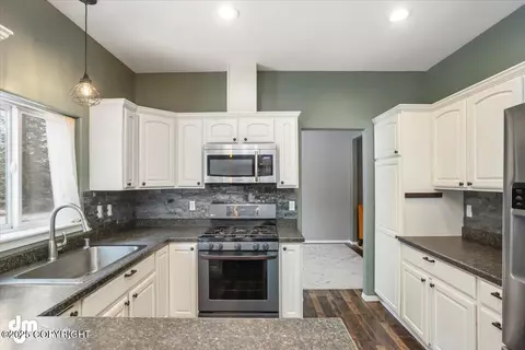 Kitchen - 4491 E Serendipity Loop, Wasilla, AK 99654 photo 5 of 8