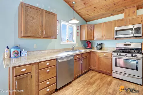 Kitchen - 9501 Noak Cir, Eagle River, AK 99577 photo 2 of 5
