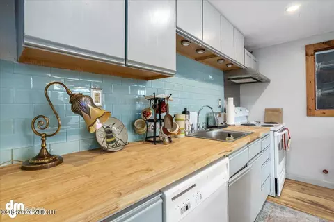 Kitchen - 3669 Pullen Cir, Eagle River, AK 99577 photo 9 of 10