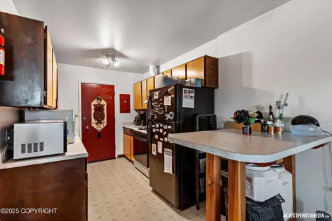 Kitchen - 1401 E 10th Ave, Anchorage, AK 99501 photo 5 of 8