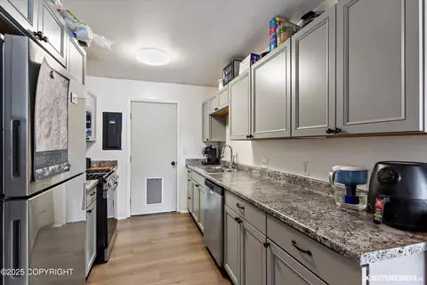 Kitchen - 1401 E 10th Ave, Anchorage, AK 99501 photo 2 of 8