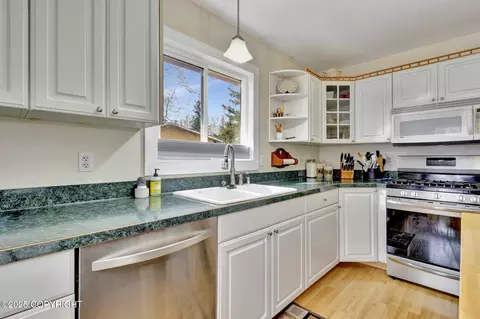 Kitchen - 6414 Hampton Dr, Anchorage, AK 99504 photo 4 of 5