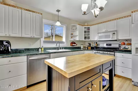 Kitchen - 6414 Hampton Dr, Anchorage, AK 99504 photo 3 of 5