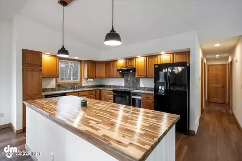 Kitchen - 19519 S Montague Loop, Eagle River, AK 99577 photo 6 of 7