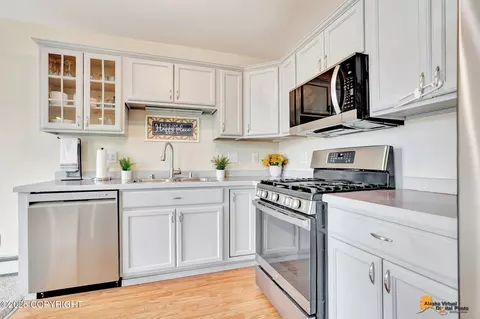 Kitchen - 1620 Woodroe Ln, Anchorage, AK 99507 photo 5 of 6