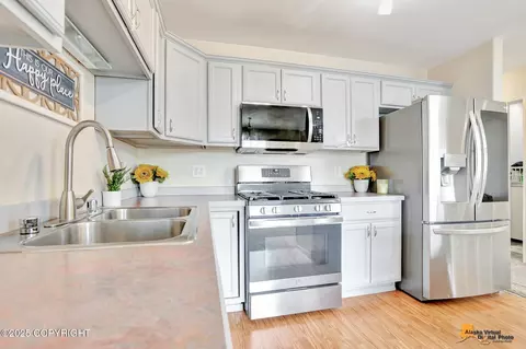 Kitchen - 1620 Woodroe Ln, Anchorage, AK 99507 photo 4 of 6