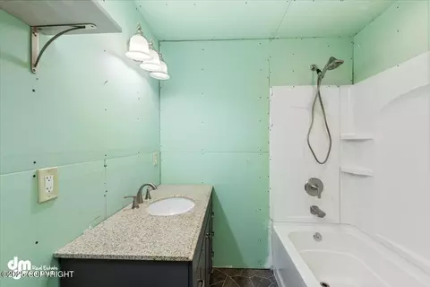 Bath - 17709 Willow Fishhook Rd, Willow, AK 99688 photo 1 of 2