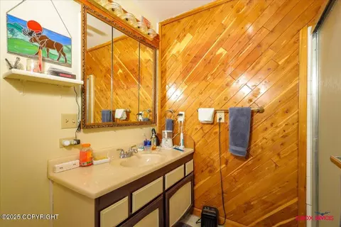 Bath - 16500 E Smith Rd, Palmer, AK 99645 photo 3 of 5