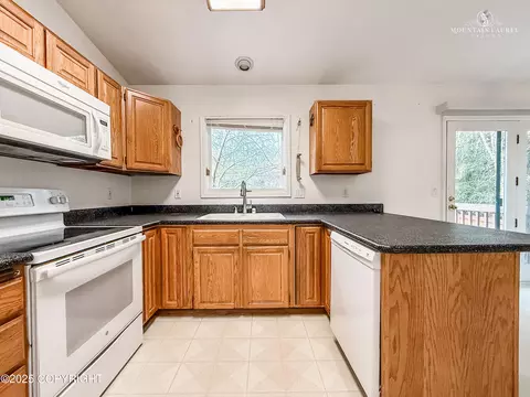 Kitchen - 19307 Cherni Cir, Eagle River, AK 99577 photo 3 of 4