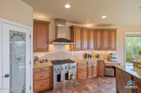 Kitchen - 17765 Almdale Ave, Eagle River, AK 99577 photo 2 of 4