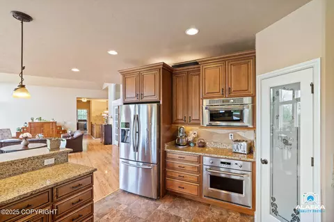 Kitchen - 17765 Almdale Ave, Eagle River, AK 99577 photo 3 of 4