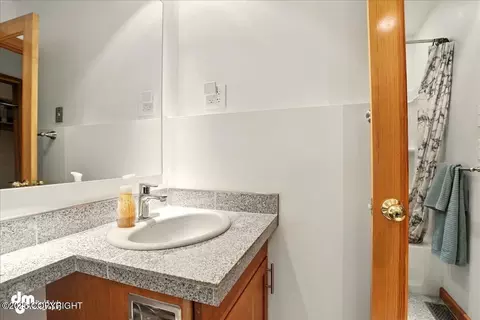Bath - 7900 Sitzmark Cir, Anchorage, AK 99507 photo 5 of 7