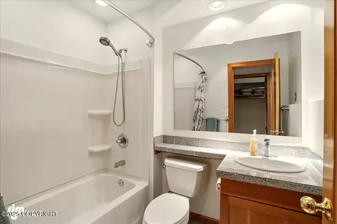 Bath - 7900 Sitzmark Cir, Anchorage, AK 99507 photo 4 of 7