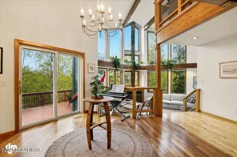 Entry Way - 7900 Sitzmark Cir, Anchorage, AK 99507 photo 3 of 7