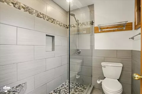 Bath - 7900 Sitzmark Cir, Anchorage, AK 99507 photo 2 of 7
