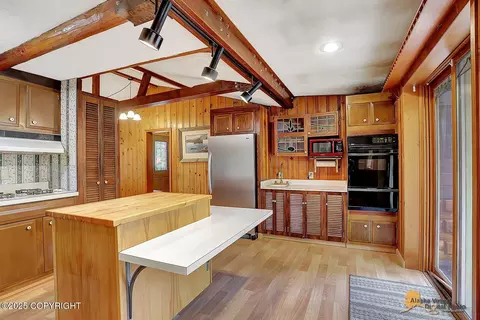 Kitchen - 20811 Eagle River Rd, Eagle River, AK 99577 photo 3 of 6