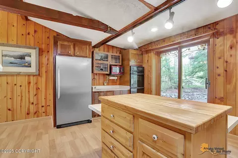 Kitchen - 20811 Eagle River Rd, Eagle River, AK 99577 photo 6 of 6