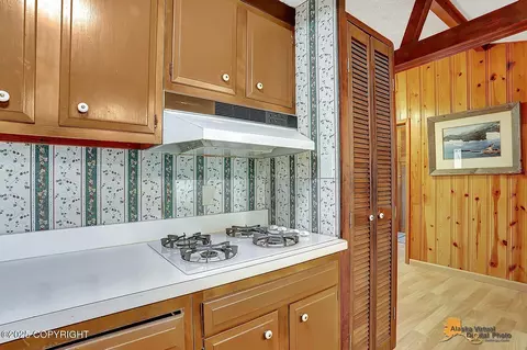Kitchen - 20811 Eagle River Rd, Eagle River, AK 99577 photo 5 of 6