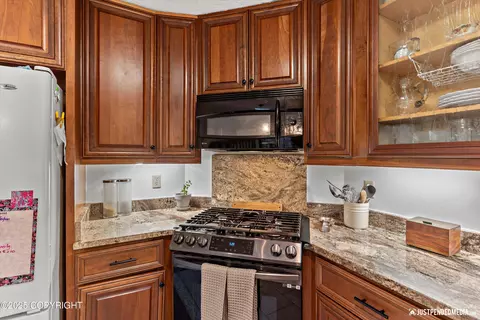 Kitchen - 10510 Constitution Cir, Eagle River, AK 99577 photo 2 of 4