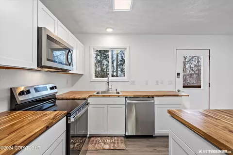 Kitchen - 4011 E 67th Ave, Anchorage, AK 99507 photo 3 of 5