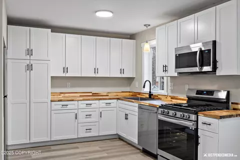 315 N Bonanza St, Palmer, AK 99645