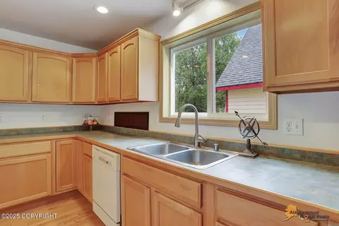 Kitchen - 1101 E Dan St, Wasilla, AK 99654 photo 3 of 5