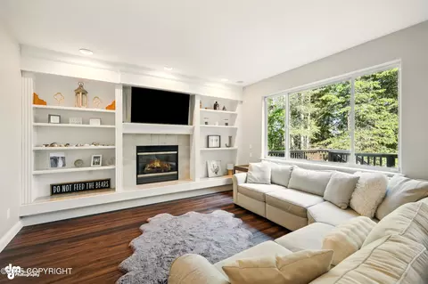 Living - 17001 Yellowstone Dr, Eagle River, AK 99577 photo 8 of 12