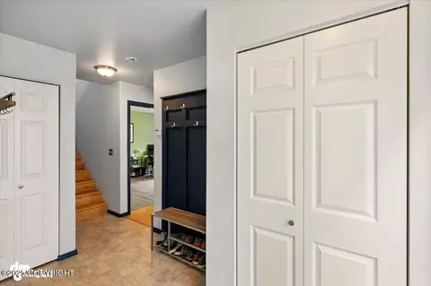 Entry Way - 5577 Sapphire Loop, Anchorage, AK 99504 photo 2 of 9