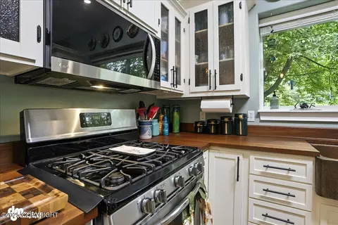 Kitchen - 22471 Centurion Dr, Chugiak, AK 99567 photo 3 of 5