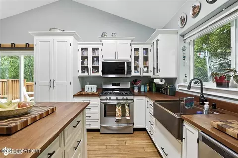 Kitchen - 22471 Centurion Dr, Chugiak, AK 99567 photo 2 of 5