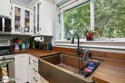 Kitchen - 22471 Centurion Dr, Chugiak, AK 99567 photo 4 of 5