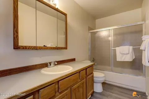 Bath - 1989 Commodore Dr, Anchorage, AK 99507 photo 1 of 2