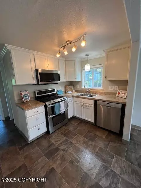 Kitchen - 19237 Beverly Ave, Chugiak, AK 99567 photo 2 of 3