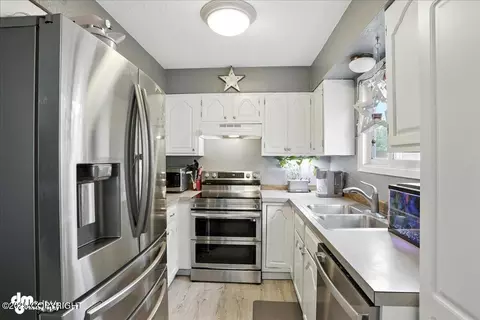 6260 Newt Dr, Anchorage, AK 99507