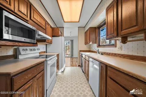 Kitchen - 1521 Cache Dr, Anchorage, AK 99507 photo 3 of 6