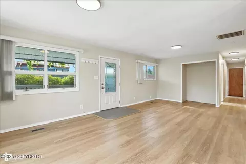 Living - 3634 E 16th Ave, Anchorage, AK 99508 photo 4 of 5