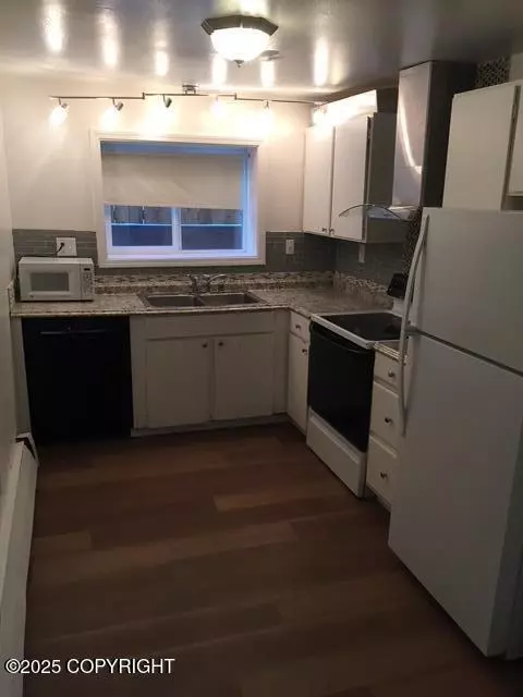Kitchen - 420 E 14th Ave, Anchorage, AK 99501 photo 4 of 8