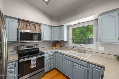 Kitchen - 9645 Nulato Cir, Eagle River, AK 99577 photo 4 of 5