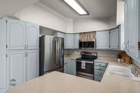 Kitchen - 9645 Nulato Cir, Eagle River, AK 99577 photo 3 of 5