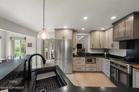 Kitchen - 22035 Upper Canyon Dr, Eagle River, AK 99577 photo 2 of 7