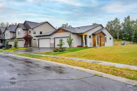 7672 Gate Creek Dr, Anchorage, AK 99502
