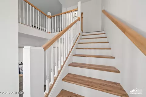 Entry Way - 3827 Hampton Dr, Anchorage, AK 99504 photo 2 of 4