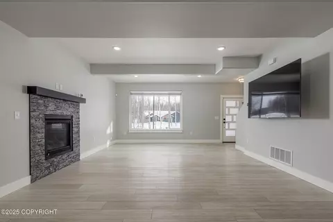 7685 E Bear Claw Loop, Wasilla, AK 99654 photo 5