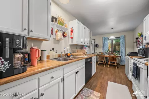 917 E 45th Ct, Anchorage, AK 99503 photo 10