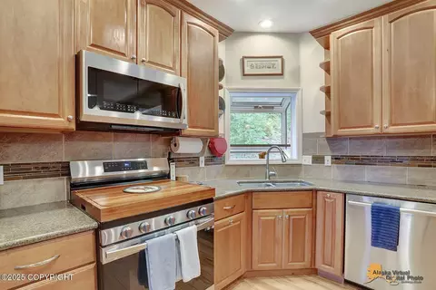 Kitchen - 10921 Adanak Cir, Eagle River, AK 99577 photo 4 of 5