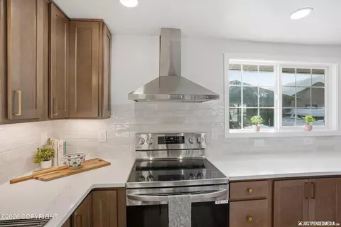 Kitchen - 1415 Twining Dr, Anchorage, AK 99504 photo 4 of 7