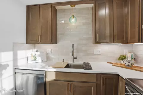 Kitchen - 1415 Twining Dr, Anchorage, AK 99504 photo 6 of 7