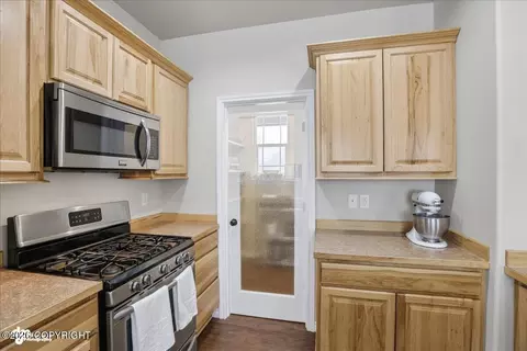 Kitchen - 16941 Ludlow Cir, Eagle River, AK 99577 photo 4 of 5